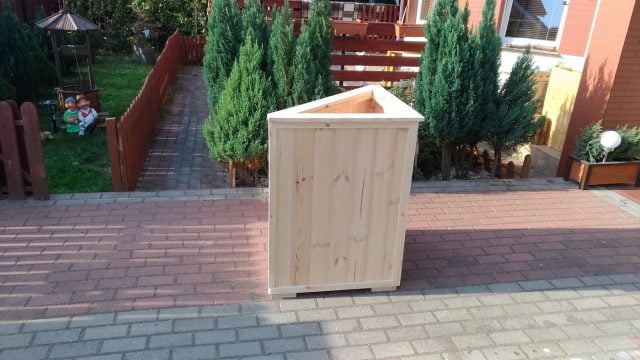 Trójkątna donica narożna do ogrodu lub na taras