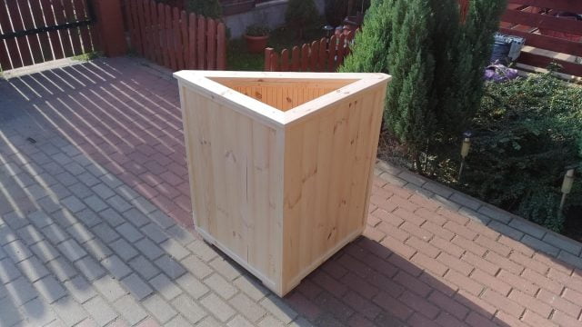 Trójkątna donica narożna do ogrodu lub na taras