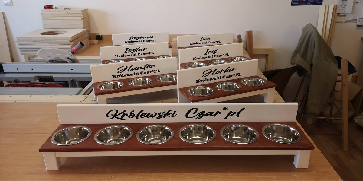 Stoliki dla kociaków z hodowli Królewski Czar 1 Stojaki dla kociaków z hodowli