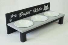 Bufet kota czarny z szarym. Miski ceramiczne 3×300 lub 400 ml.