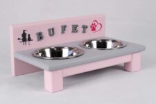 Różowy stojak dla kotów z miskami stalowymi