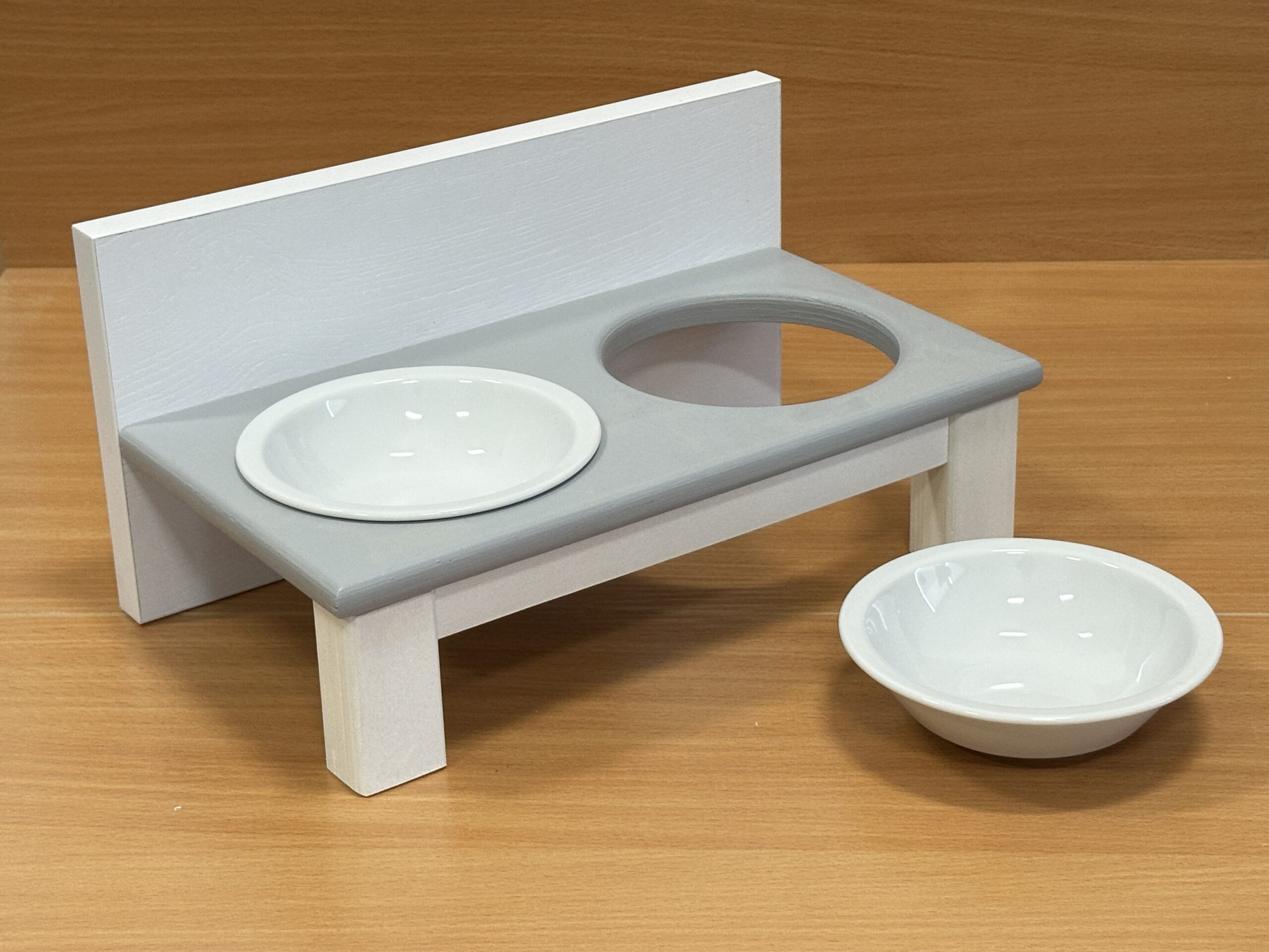 Stojak z dwiema miskami dla dużych kotów. Ceramika 16 cm 340 ml Biały z szarym 6 Stojak z dwiema miskami dla dużych kotów. Ceramika 16 cm 340 ml Biały z szarym - obrazek 6